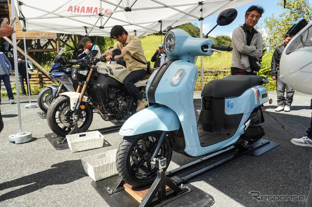 展示車両には国内導入予定の新型「FAZZIO」も(My Yamaha Motor cafe)