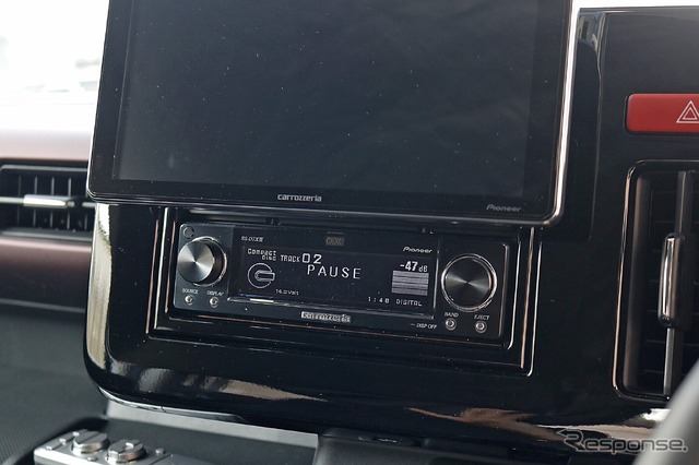 音源の再生にはCDトランスポートであるRS-D7XIIIを採用。CD音源の音声データを最良の状態で送り出すことのできるユニットだ。