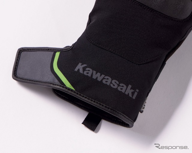 手首部分には「Kawasaki」ロゴ、中綿入りで保温性に優れる。カラー:ブラック