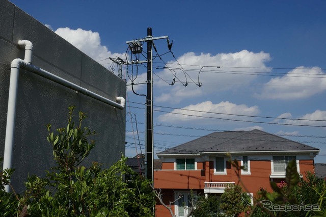 大規模な充電設備となったため、専用に設置された電柱から電気を引き込む