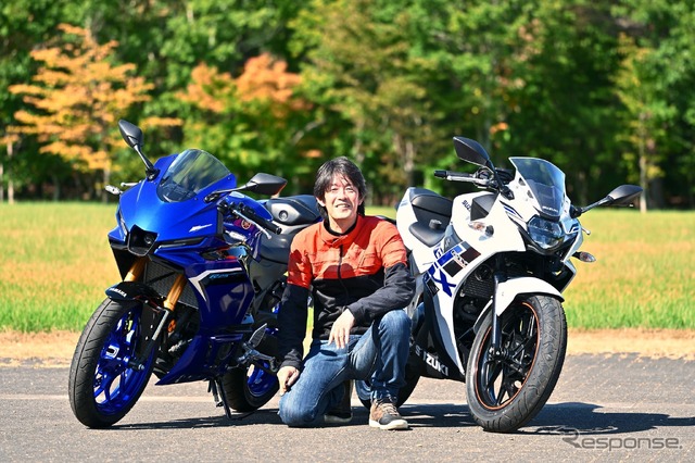 ヤマハ YZF-R25（左）＆スズキ GSX250R（右）と伊丹孝裕氏
