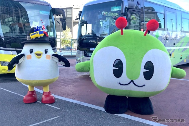 みんくる（向かって右）としゃぽぽ