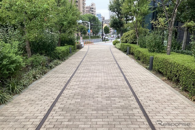 レールが埋め込まれた歩道。レールの間隔や場所は現役当時と異なる（豊洲3丁目）