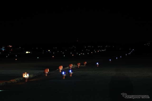 滑走路ツアー（過去の模様）：航空灯火を間近で