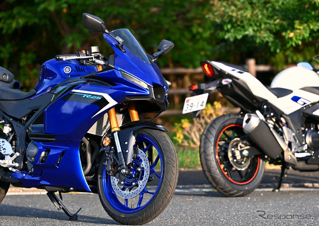 ヤマハ YZF-R25（左）とスズキ GSX250R（右）