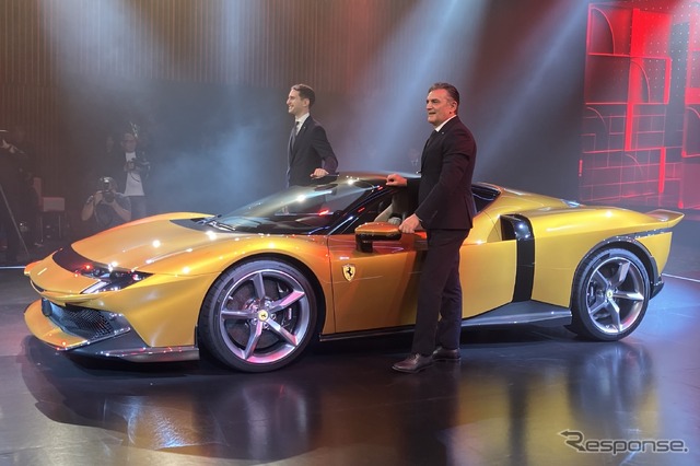 フェラーリ849テスタロッサ。スペッソット氏（向かって左）とロマニエッロ社長