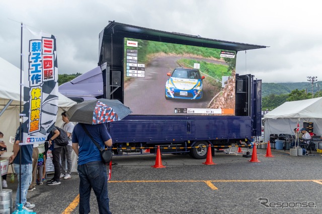 大型ビジョンが熱戦を中継