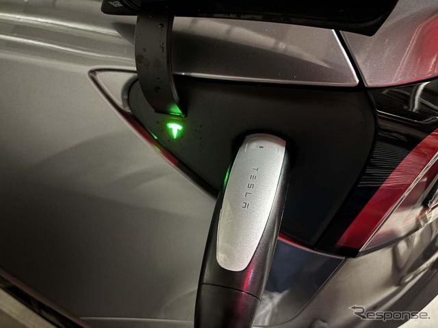 テスラの充電器はコネクターがスリムで軽く、女性でも気軽に充電作業が行える