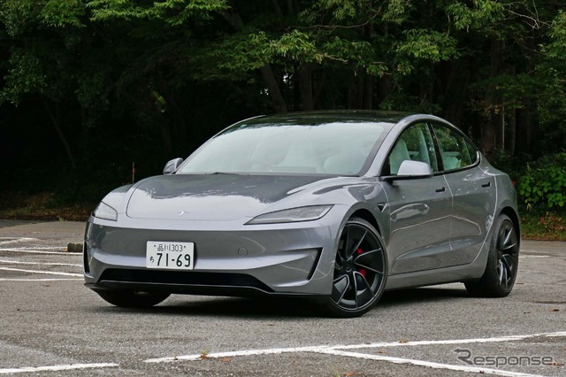 モデル3の最上位グレード「パフォーマンス」。前後2モーターで最大出力は460hp、最高速度は261km/h、0→100km/hを3.1秒で走り切る