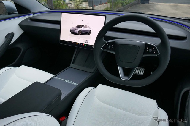 ウインカーやワイパーレバーさえ装備しないシンプルかつスマートなコックピットが、新たなカーライフへと誘う