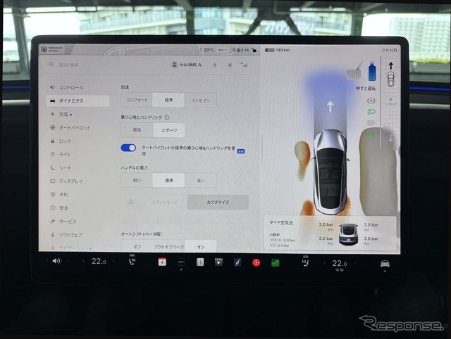 モデル3・パフォーマンスのディスプレイ。あらゆる車量設定だけでなく、シフトチェンジさえもこの画面上で行う