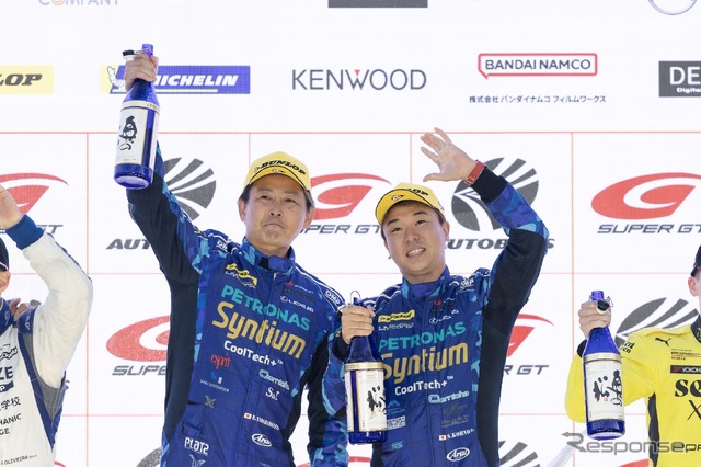 GT300クラス優勝を果たしたドライバー(左から、吉本大樹選手/河野駿佑選手)