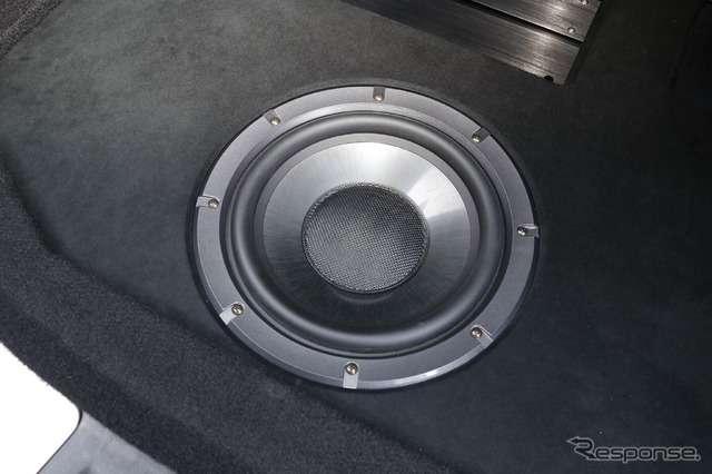 サブウーファーにはダイヤトーンのSW-G50を用いる。低音のスピード感や量感をしっかり引き出すための取り付けが施された。