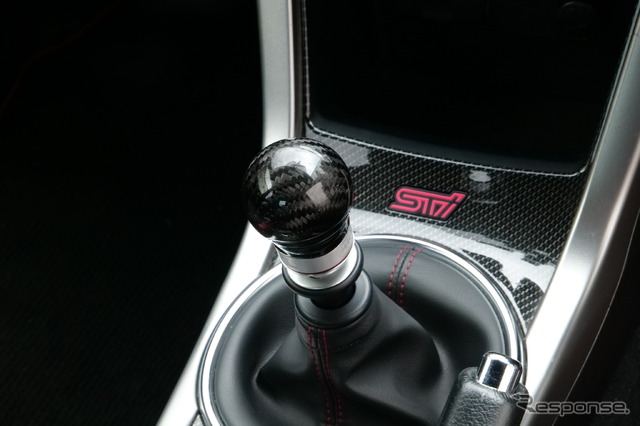 HKSのスバル車用「カーボン・シフトノブGRB/VAB」