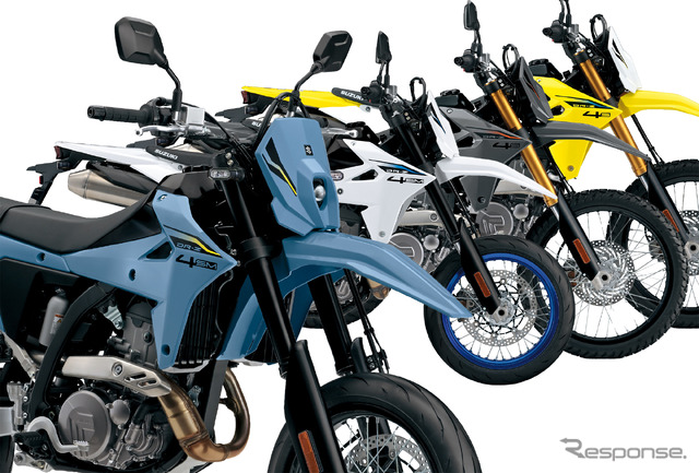 スズキ DR-Z4SM(手前2台)とスズキ DR-Z4S(奥2台)