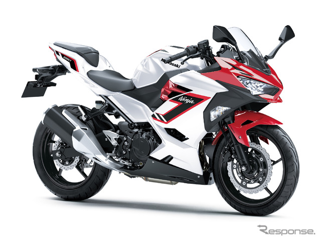 カワサキ Ninja 250（ギャラクシーシルバー×キャンディパーシモンレッド）