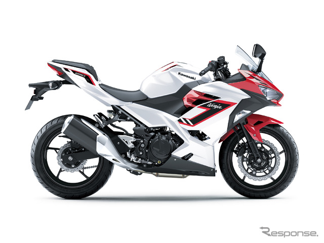 カワサキ Ninja 250（ギャラクシーシルバー×キャンディパーシモンレッド）