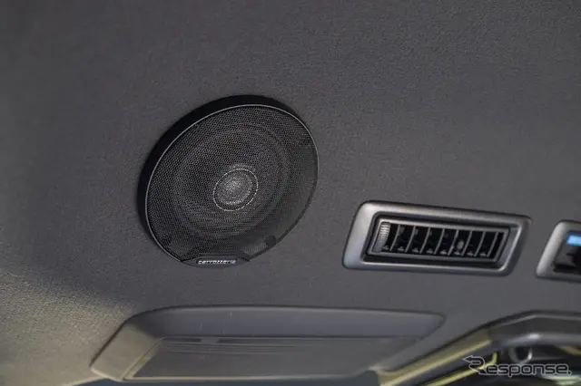 リアエンタメを強化するのはルーフに装着されたユニットスピーカーTS-E1010
