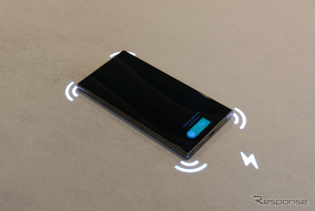 スマートフォンのワイヤレス充電を可能にする誘導充電ゾーンがカウンターに