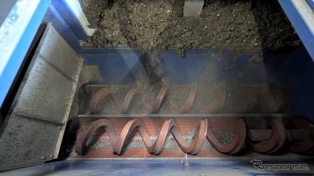 ポルシェが廃車のプラスチックを再生しステアリングホイール素材に利用