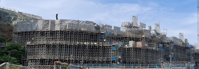 北野牧トンネル上部（群馬県松井田町大字北野牧）に位置する約70ｍ（当初の高さ）におよぶ岩塊を撤去する工事