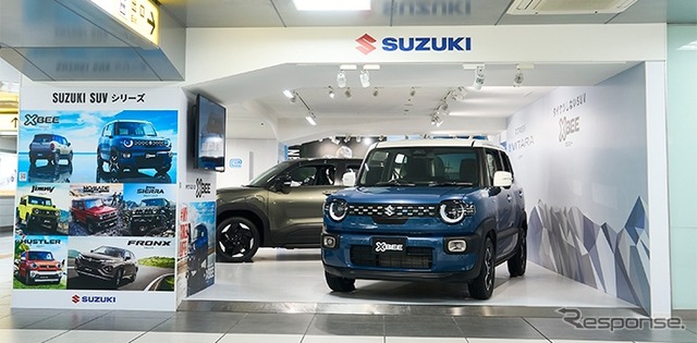 スズキ・クロスビー改良新型とeビターラを新幹線 浜松駅コンコースに展示