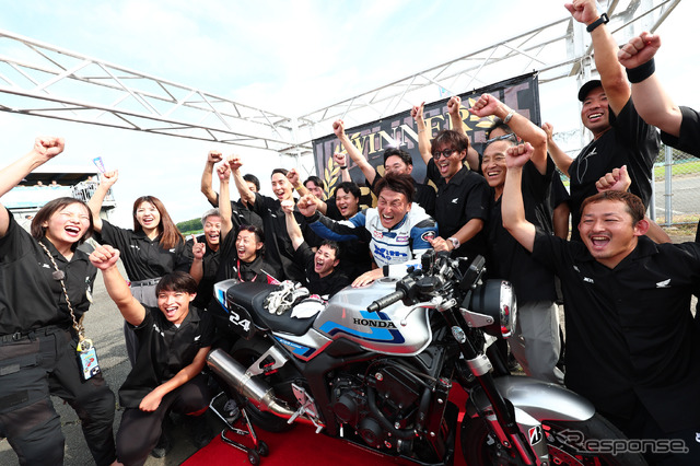 優勝の喜びをかみしめる丸山浩氏とホンダのエンジニアチーム