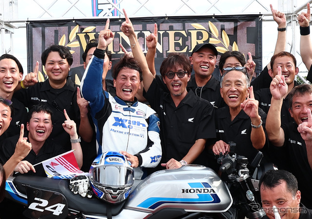 丸山浩氏（中央左）とホンダのジェネラルマネージャー坂本順一氏（中央右）