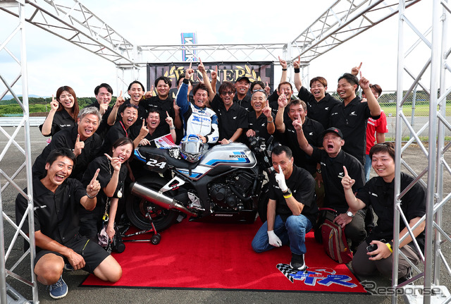 優勝の喜びをかみしめる丸山浩氏とホンダのエンジニアチーム
