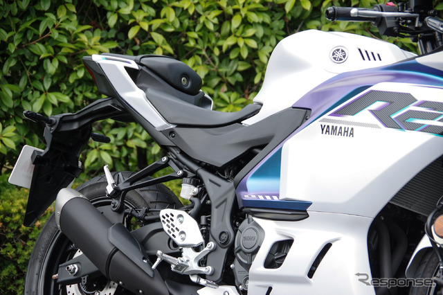 ヤマハ YZF-R25（マットパールホワイト）