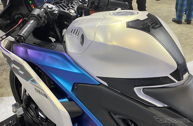 ヤマハ YZF-R25（マットパールホワイト）