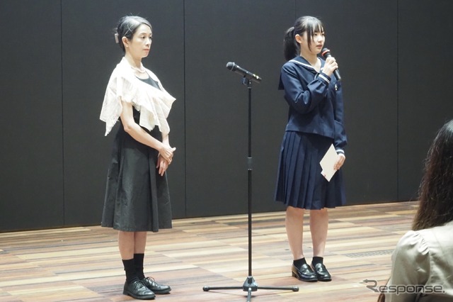 ラッピング部門最優秀賞:福嶋咲さん(向かって右)と谷口審査員