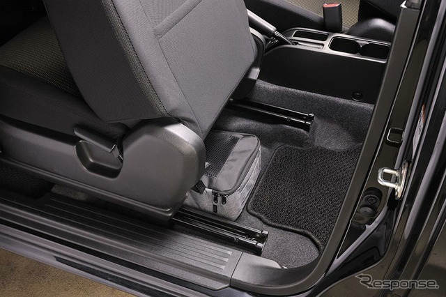 カーメイトの「ジムニー専用 助手席下収納バッグ」