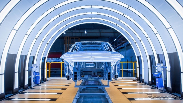 BASF Oxsilan薄膜前処理、CatoGuard 800 eコート、水性プライマー、水性ベースコート、2液性クリアコートを施したフルアルミカーボディ