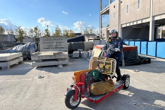 サカイサイクルのレスキューバイク:ベンチを跳ね上げ資材を積載