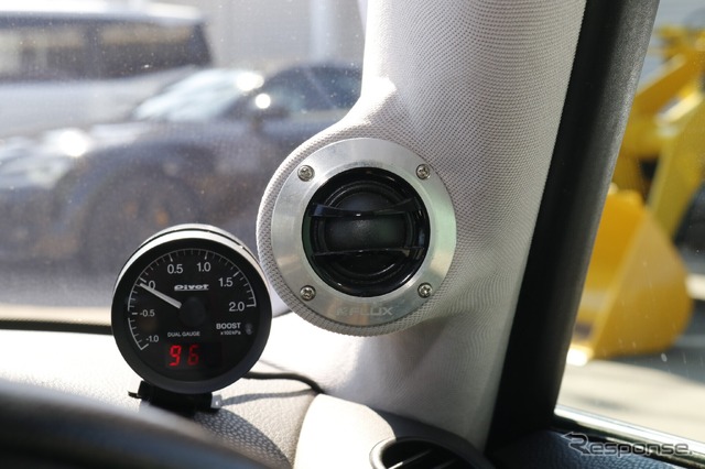 フラックスのツイーターであるFLUX HT28Rをチョイス。美しいデザイン処理のグリルを持ち、取り付けた際の存在感も十分。
