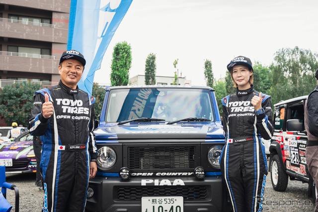 XC-3クラス年間シリーズチャンピオンを獲得した「WISTERIA with TOYO TIRES」チームのドライバー藤野秀之選手とコ・ドライバーの玉城詩菜選手