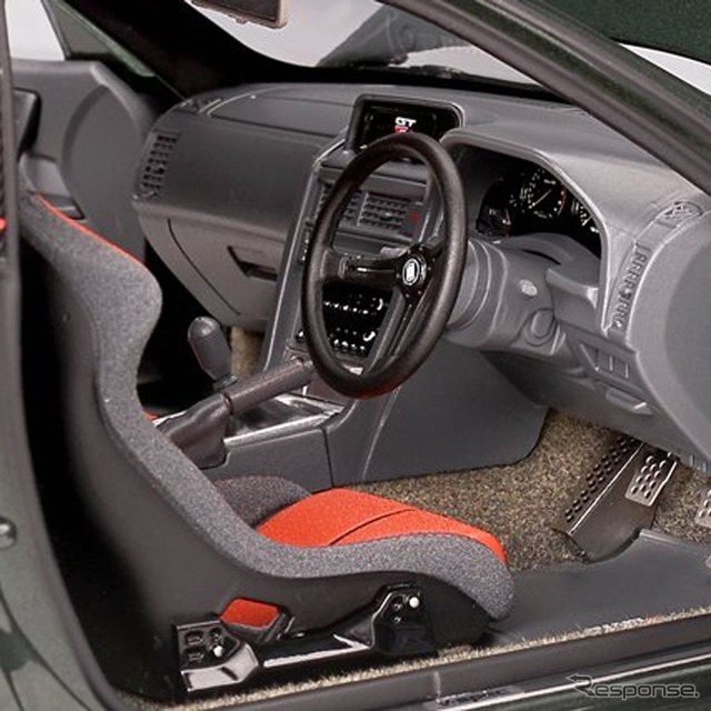 日産『スカイラインGT-R』(BNR34)の1/18スケールミニカー