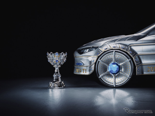 メルセデスベンツ『CLA』新型のアート作品。「リーグ・オブ・レジェンド」世界大会のトロフィーに着想
