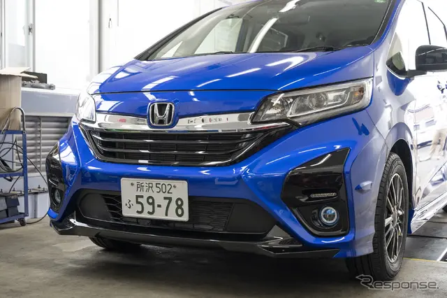 汚れやキズの状態を確かめてから施工へ移る