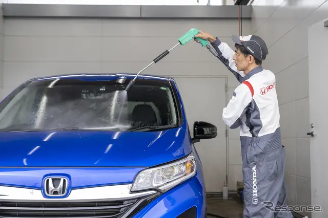 ボディーに付着する細かい汚れを高圧洗浄で落とすことからスタートする