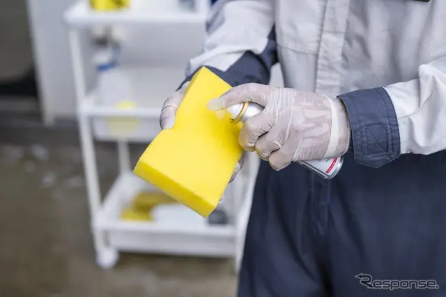 ダイヤモンドキーパーケミカルを専用スポンジへ塗布してから施工する