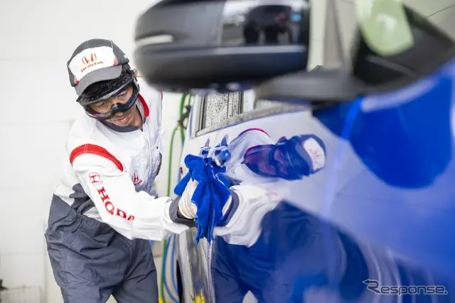 ムラなく全体へ塗り広げていく