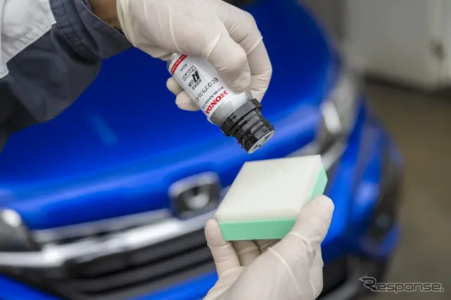2層目に使用するECOプラスレジンも専用スポンジで施工する