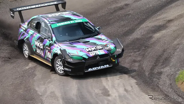 全日本ダートトライアル選手権の最高峰D2クラスで3年連続のシリーズチャンピオンを獲得した「HKSランサーエボリューション」