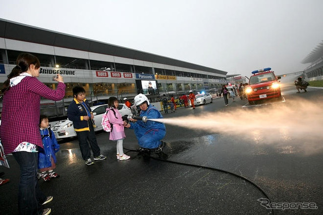 【SUPER GT 第7戦】イベント報告…キッズ記者体験や熱気球など