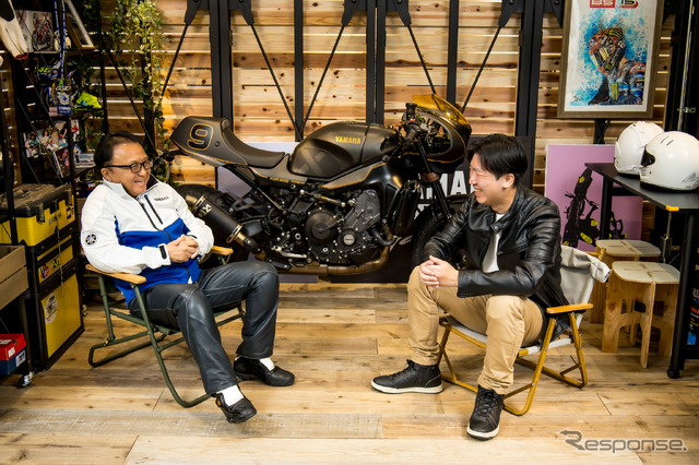 ヤマハ発動機 設楽元文社長（左）とレスポンス宮崎壮人副編集長（右）