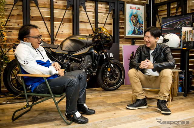 ヤマハ発動機 設楽元文社長（左）とレスポンス宮崎壮人副編集長（右）