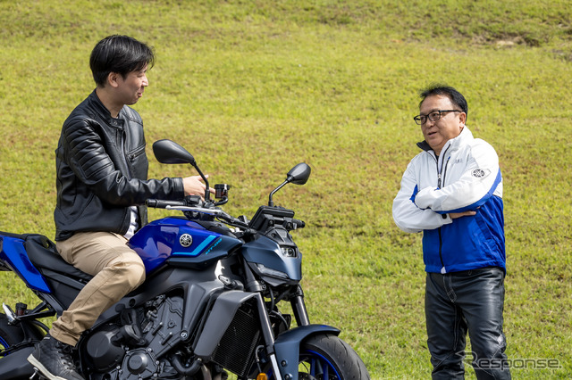 レスポンス宮崎壮人副編集長（左）とヤマハ発動機 設楽元文社長（右）
