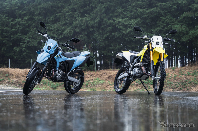 スズキ DR-Z4SM(左)とDR-Z4S(右)